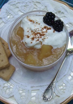 Una foto de Crema suave de manzanas con yogur griego y canela