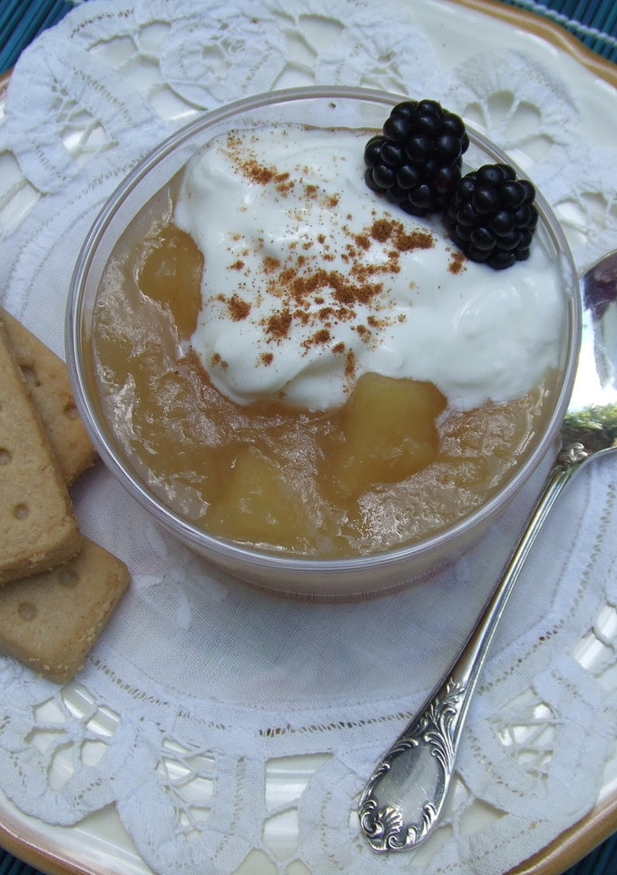 Una foto de Crema suave de manzanas con yogur griego y canela
