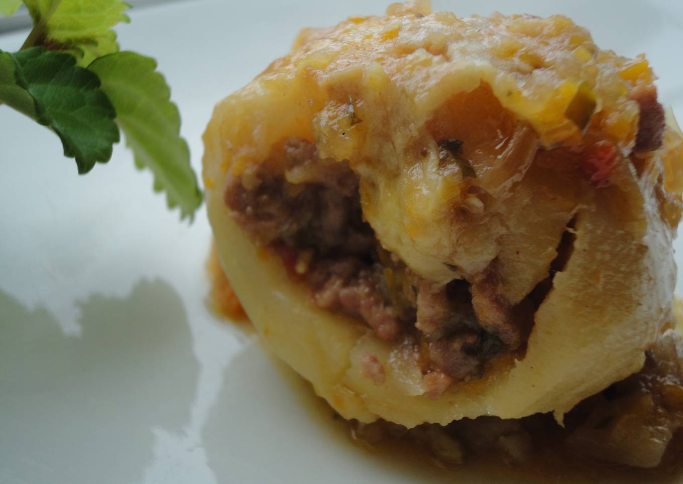 Patatas rellenas de carne picada y verduras