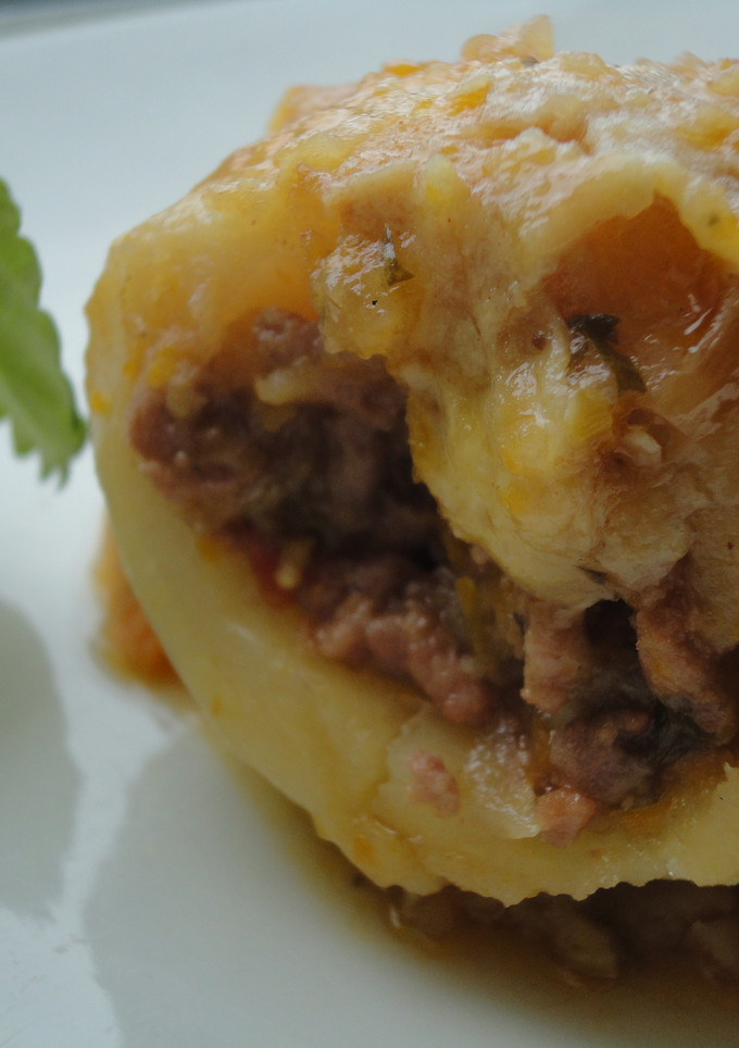 Una foto de Patatas rellenas de carne picada y verduras