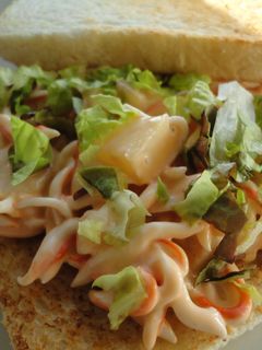 Una foto de Sandwich de surimi y piña