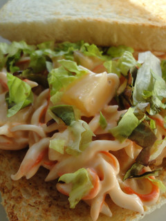 Una foto de Sandwich de surimi y piña
