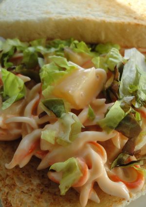 Una foto de Sandwich de surimi y piña