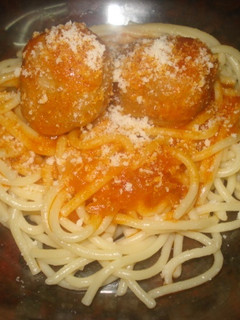 Una foto de Espaguetis con albóndigas en salsa de tomate