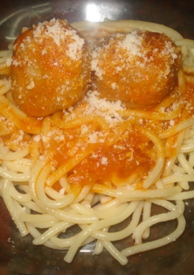 Una foto de Espaguetis con albóndigas en salsa de tomate