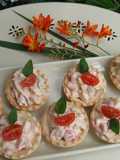 Cestitos de salmón con palmitos y tomatitos 