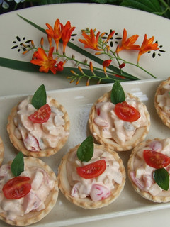 Foto principal de Cestitos de salmón con palmitos y tomatitos