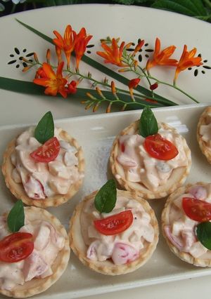 Una foto de Cestitos de salmón con palmitos y tomatitos 