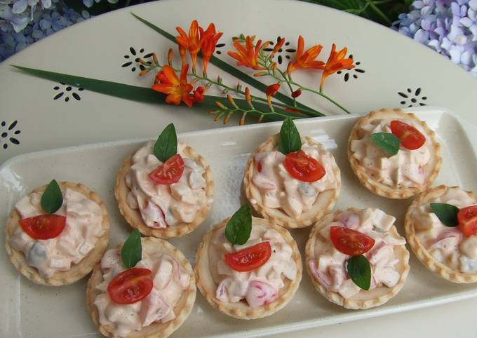 Foto principal de Cestitos de salmón con palmitos y tomatitos 