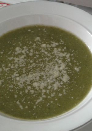 Una foto de Crema de zucchini y espinacas