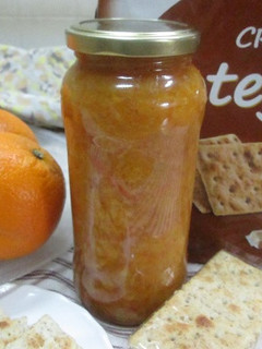 Una foto de Mermelada de naranja con almíbar de fresas