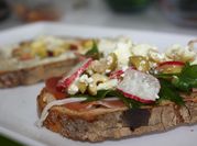 Una foto de tosta de queso brie