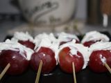 Uvas rellenas de queso