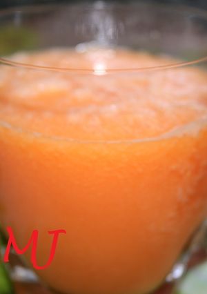 Una foto de Licuado de papaya y naranja