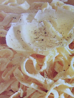 Una foto de Pasta fresca con salsa de almendras