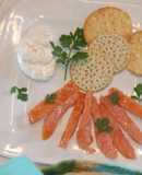Salmón ahumado con salsa de mascarpone y huevas