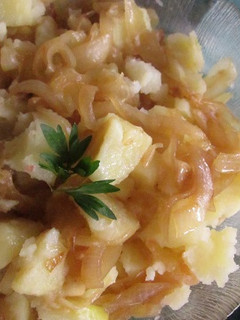 Una foto de Ensalada de patata y cebolla caramelizada