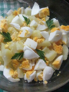 Una foto de Ensalada sencilla de patata y huevo