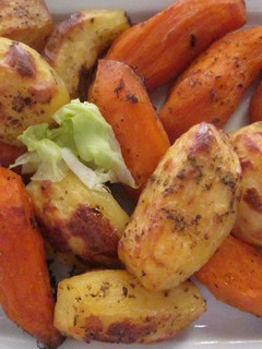 Una foto de Papas y batatas adobadas al horno