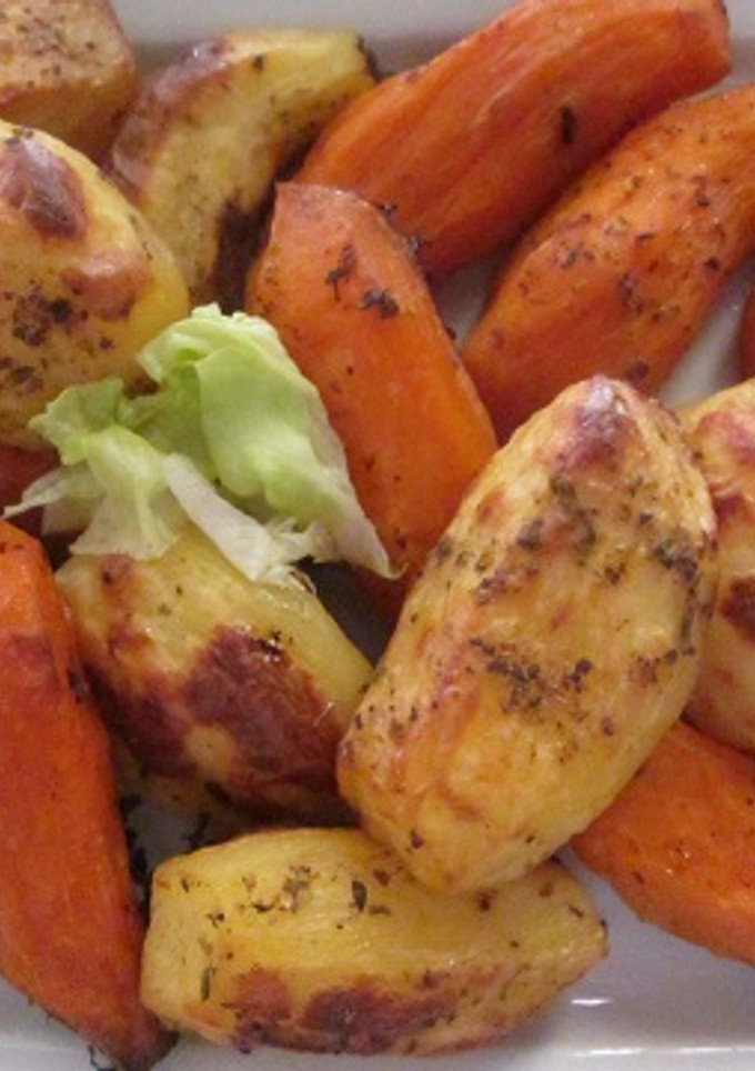 Una foto de Papas y batatas adobadas al horno