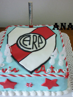 Una foto de Torta escudo de River cumpleaños Luis y Arturo
