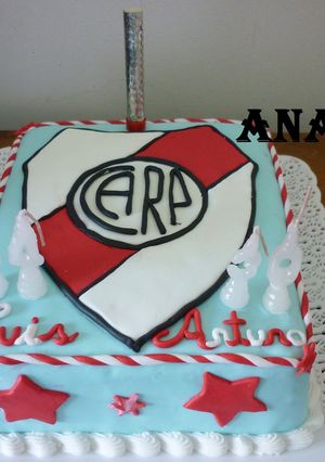 Una foto de Torta escudo de River cumpleaños Luis y Arturo