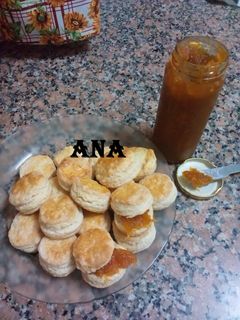 Una foto de Scones de yogur y crema