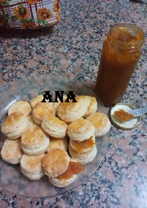 Una foto de Scones de yogur y crema