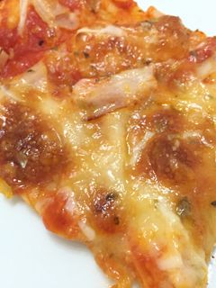 Una foto de Pizza de hojaldre con pavo y queso