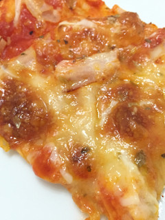Una foto de Pizza de hojaldre con pavo y queso