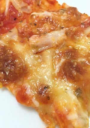 Una foto de Pizza de hojaldre con pavo y queso