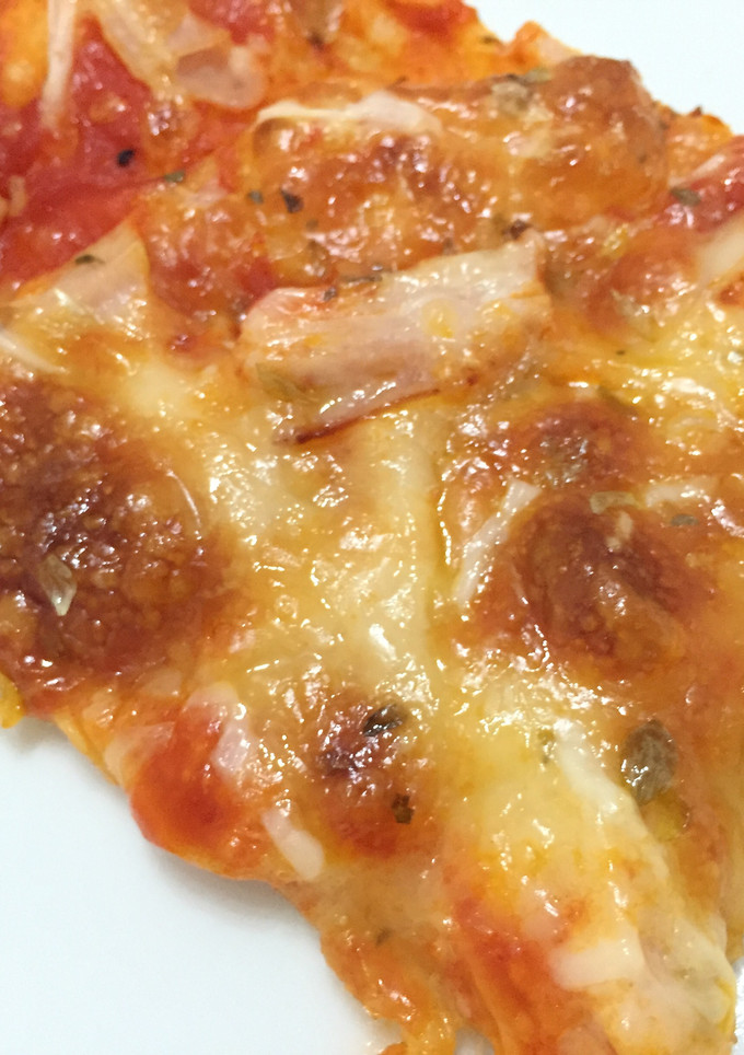 Una foto de Pizza de hojaldre con pavo y queso