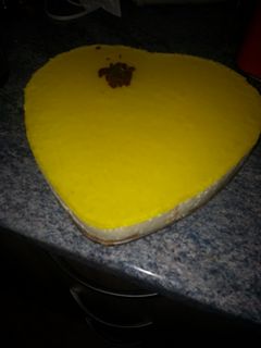 Una foto de Tarta fría de limón con forma de corazón