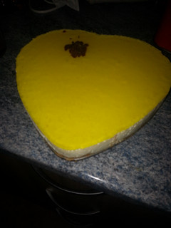 Una foto de Tarta fría de limón con forma de corazón
