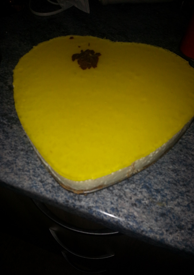 Una foto de Tarta fría de limón con forma de corazón