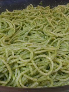 Una foto de Espaguetis al pesto