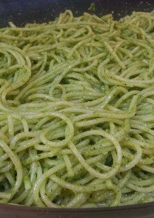 Una foto de Espaguetis al pesto