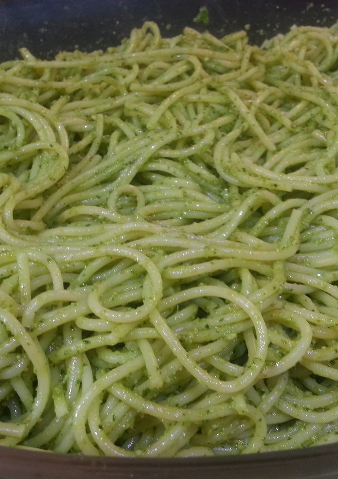 Una foto de Espaguetis al pesto