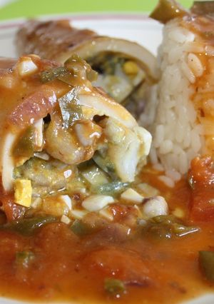 Una foto de Calamares rellenos de huevo cocido
