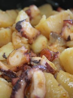 Una foto de Pulpo encebollado con patatas