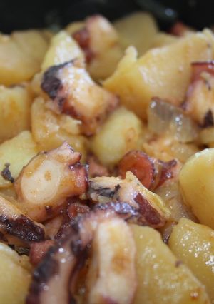 Una foto de Pulpo encebollado con patatas