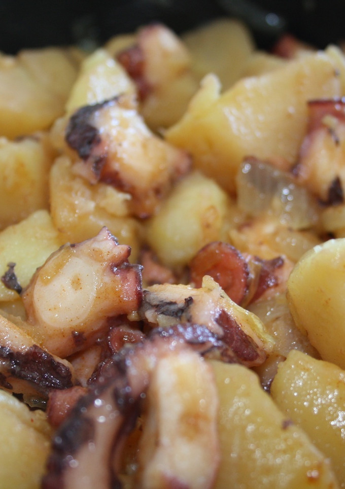 Una foto de Pulpo encebollado con patatas