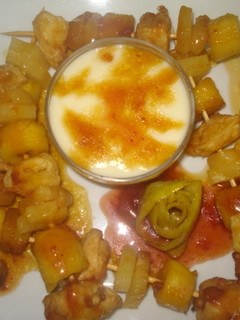 Una foto de Brochetas de frutas caramelizadas con crema inglesa