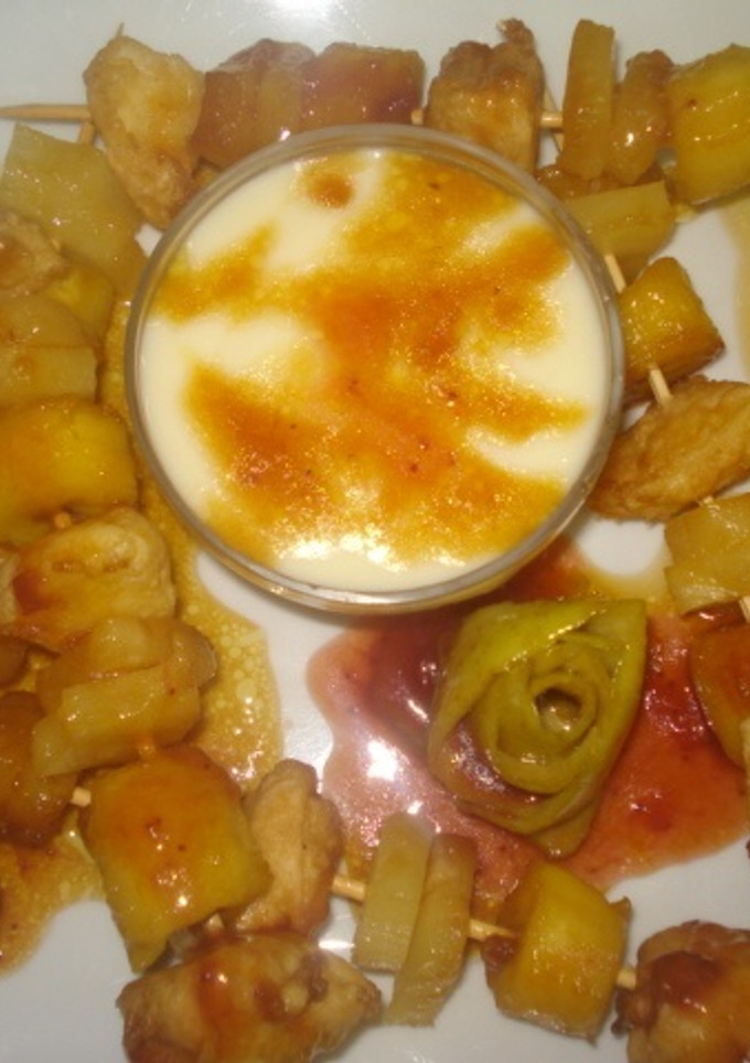Una foto de Brochetas de frutas caramelizadas con crema inglesa