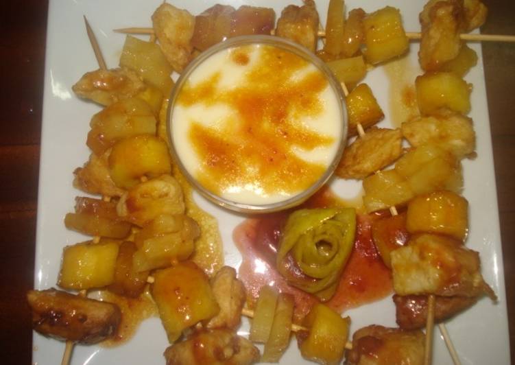 Brochetas de frutas caramelizadas con crema inglesa