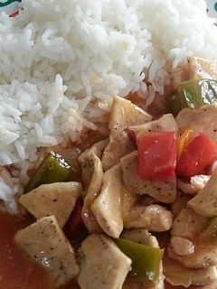Una foto de Arroz con pechuga en salsa agridulce