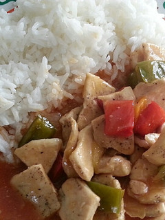 Una foto de Arroz con pechuga en salsa agridulce