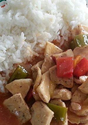 Una foto de Arroz con pechuga en salsa agridulce 