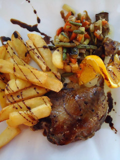 Una foto de Pato asado con verduras salteadas