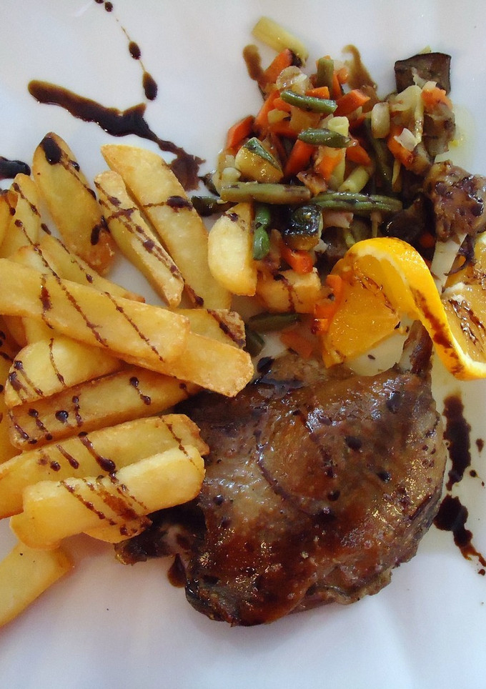 Una foto de Pato asado con verduras salteadas